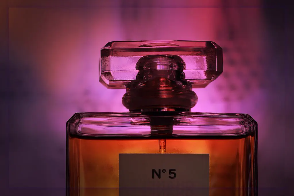 Frasco de perfume con iluminación de color